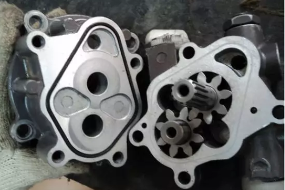 挖掘机先导泵压力怎么调解？